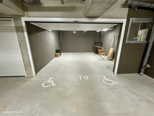 Grand garage