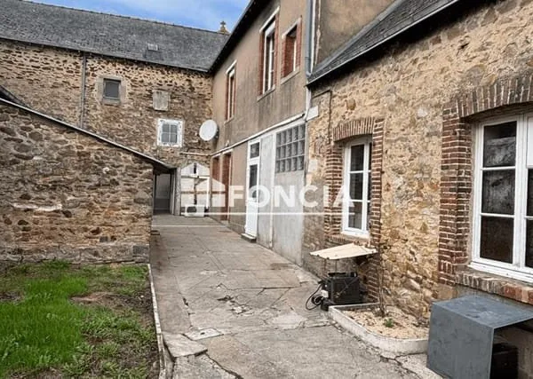 Maison de bourg à rénover avec jardin et dépendances
