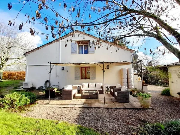 Joli cottage avec une nouvelle piscine nichée dans un jardin arboré