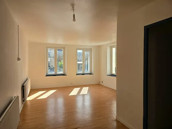 Studio de 45 m² SH au 1er étage proche tous commerces à Sedan comprenant :