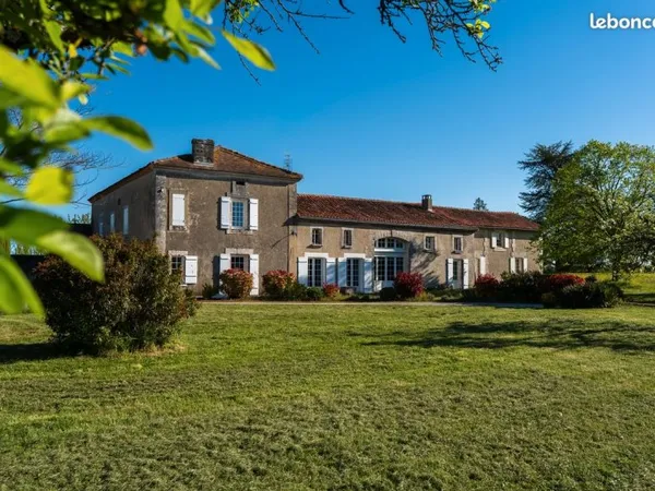 🏡 *Domaine de caractère avec gîte opérationnel - calme absolu et nature préservée - Dordogne
