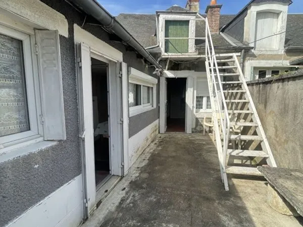 Vend maison de ville avec cour à Lignières