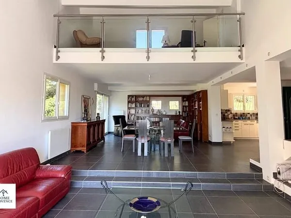 Villa 9 pièces 300 m²