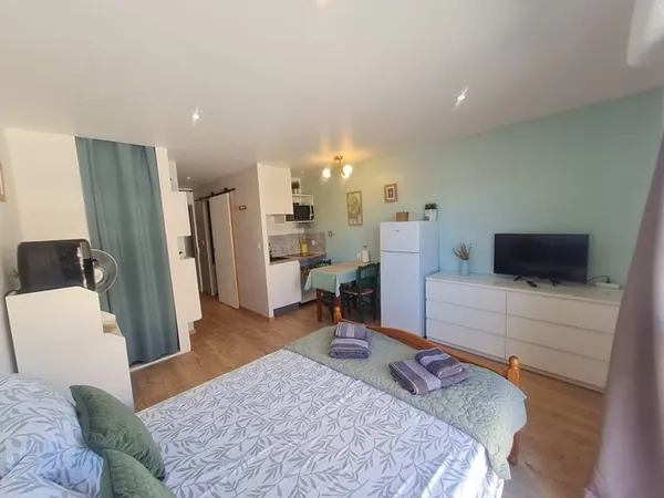 ** Bord de mer ** Studio Equipée ** (83430) SAINT MANDRIER - PIN ROLLAND
