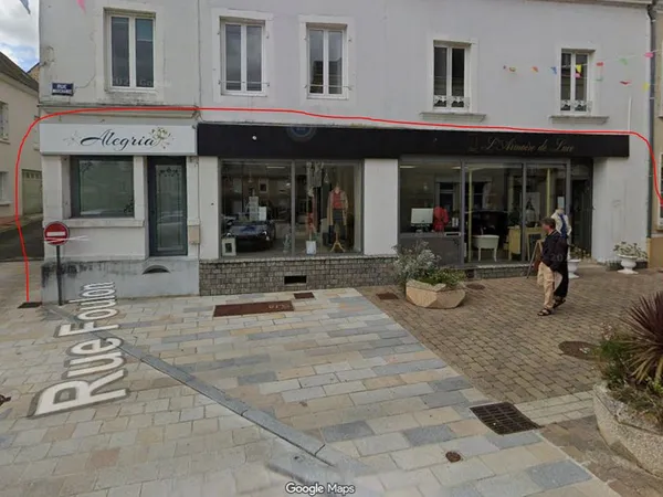 Local commercial 80 m² - Emplacement n°1 avec grande vitrine sur place principale - Loué
