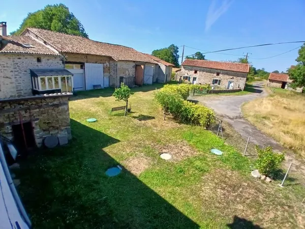Ensemble immobilier avec granges et dépendances, avec accès à la rivière, sur 2.8 Hectares