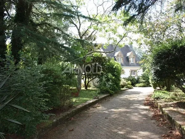 Dans un écrin de verdure maison de 5 chambres avec piscine