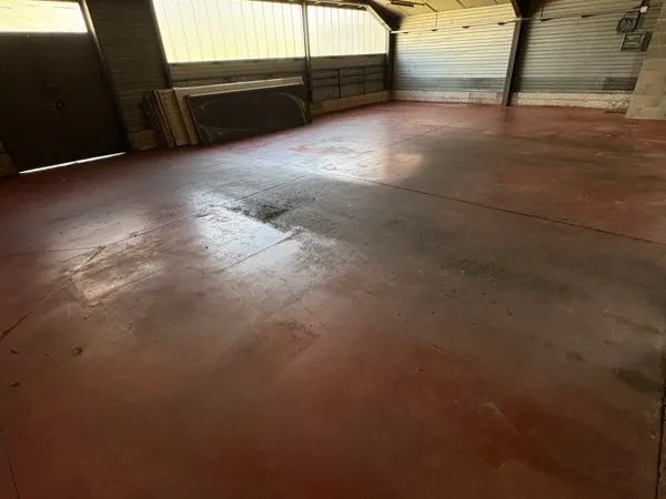 Dépôt / Atelier 130 m² - Proche RN88