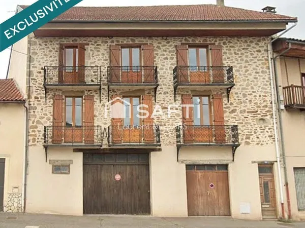 IMMEUBLE AVEC DEUX APPARTEMENTS, GARAGES, CAVES ET COUR PRIVATIVE.