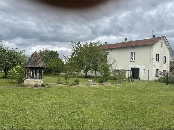 Belle maison de village, offrant 7 pièces dont deux chambres pouvant être partagées pour accueillir 