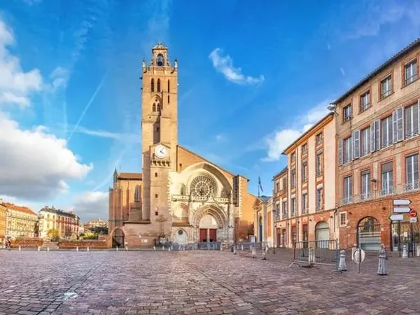 TOULOUSE Saint-Etienne T1 BIS de 23 m² en dernier étage avec accès balcon.