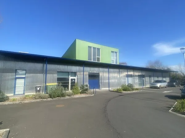 Local industriel 990 m²