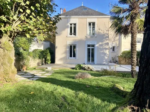 Maison de Maître rénovée sur une belle parcelle ensoleilée