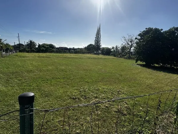 Terrain constructible plat de 1080 m2 Saint François