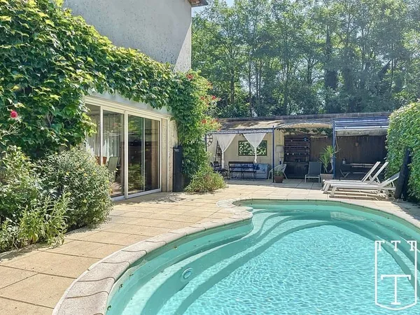 Maison avec piscine dans un cadre bucolique