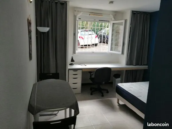 Studio MEUBLE 19M2, idéal pour stagiaire proche hôpital CAREMEAU, IUT NIMES