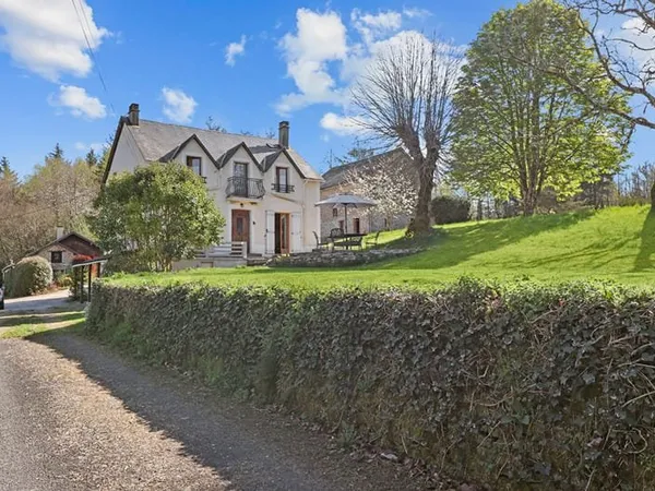 CORREZE. MADRANGES. Jolie maison de 4 chambres avec un superbe gîte de 2 chambres, une grange, 2 gar