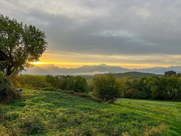 Maison vue panoramique montagnes Pringy