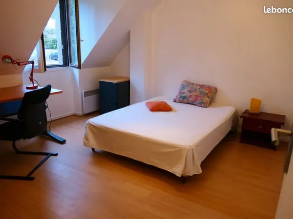 Chambre meublée dans maison