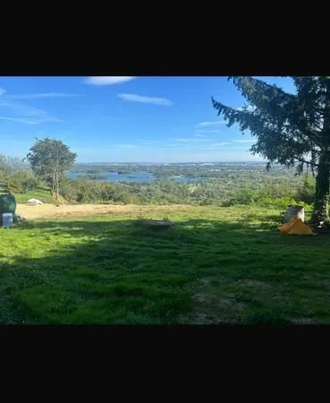 Sublime terrain dominant 1350 m2 et 900m2 bois