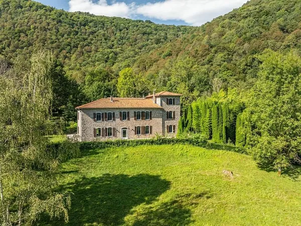 Domaine immobilier de 1 000m2 et 6,5ha de terrain