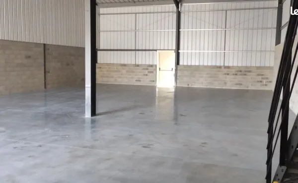 A la location entrepôt de 300M² avec Bureaux, bâtiment neuf, Hangar de stockage, agricole, Atelier a