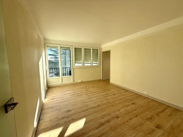 Secteur Sud, face au Crédit Agricole, T3 68 m2 lumineux