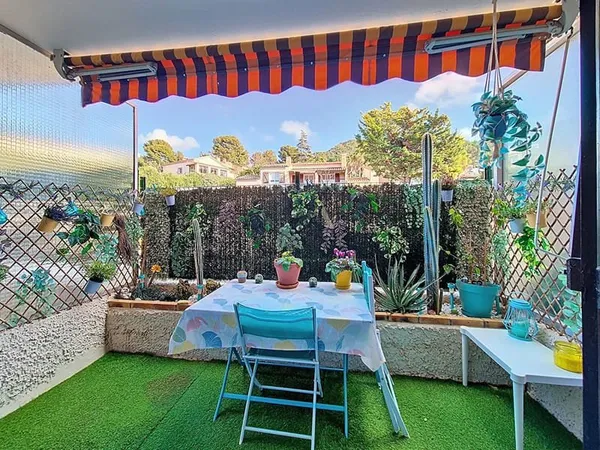 Studio en Rez-de-jardin avec stationnement privatif
