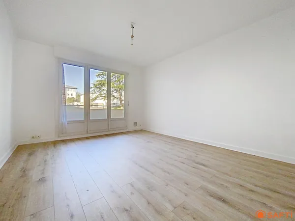 T2 lumineux avec balcon à Quimper