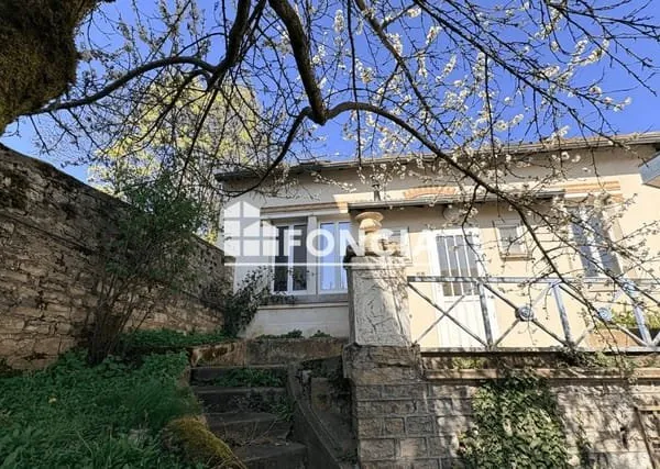 Belle maison de 3 chambres située au bas de la rue de DOLE dans une cour intérieure