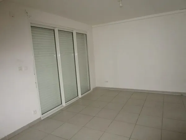 Grand appartement en location 590 EUR par mois à Kourou