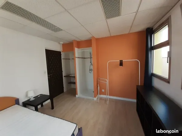 Chambre meublée 350 toutes charges