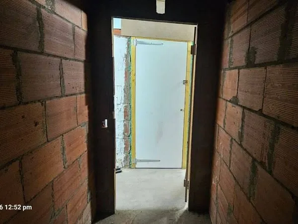 Cave 9 m²