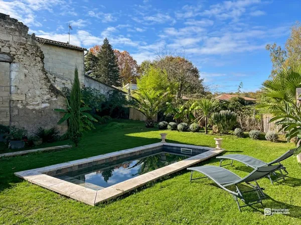 Coup de coeur assuré ! Maison avec piscine et ancien chai rénové