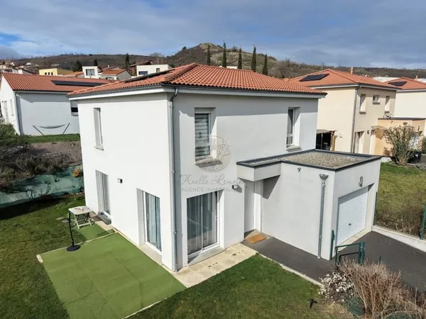 Maison familiale de 2016 dans un quartier résidentiel à Cour