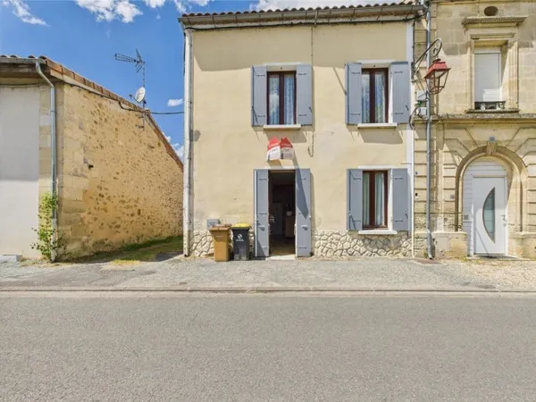 Ensemble immobilier avec une maison, un garage un chai et un jardin