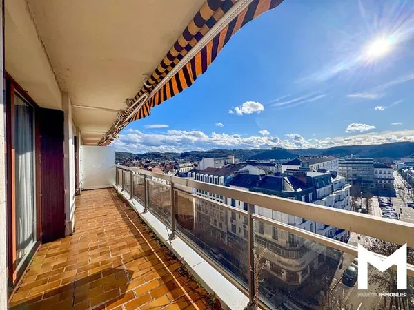 Élégance et panorama au sommet d'un immeuble prisé