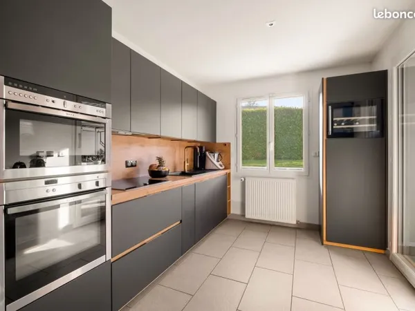Élégante contemporaine de 224 m² : volumes et lumière