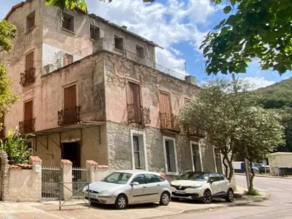 À Vendre - Sartène, Corse - Appartement de 135 m² , divisé en 3 unités avec grande cour privée - Idé
