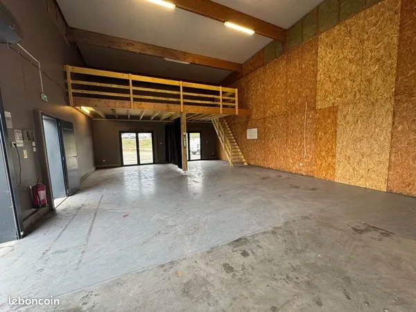 Local commercial ou artisanal + mezzanine