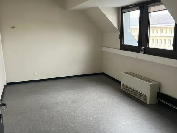 Bureaux 17 pièces 556 m²