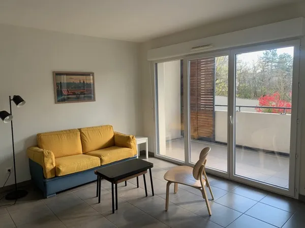Loue grand studio meublé 34,60m² (Ste Foy Les Lyon/Lyon 5) avec garage