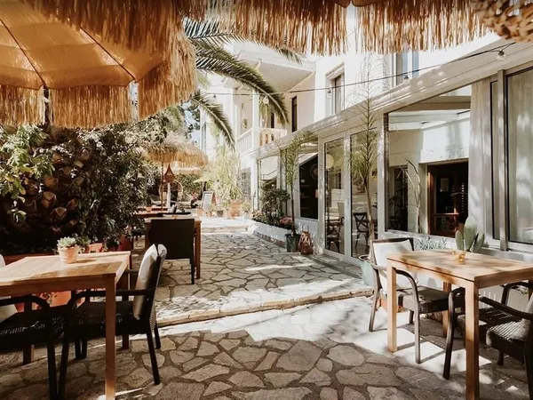 OPPORTUNITÉ D'INVESTISSEMENT - MURS D'HÔTEL À VENDRE