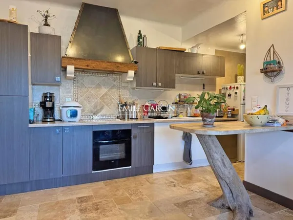 A vendre - Bel appartement au premier étage d'un mas ancien.