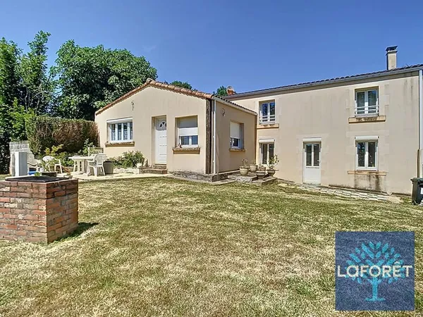 Maison Mouilleron Saint Germain 7 pièce(s) 216.2 m2