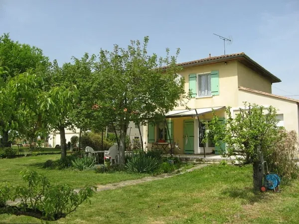 En campagne au calme, maison entièrement rénovée avec goût entourée d'un parc arboré clos
