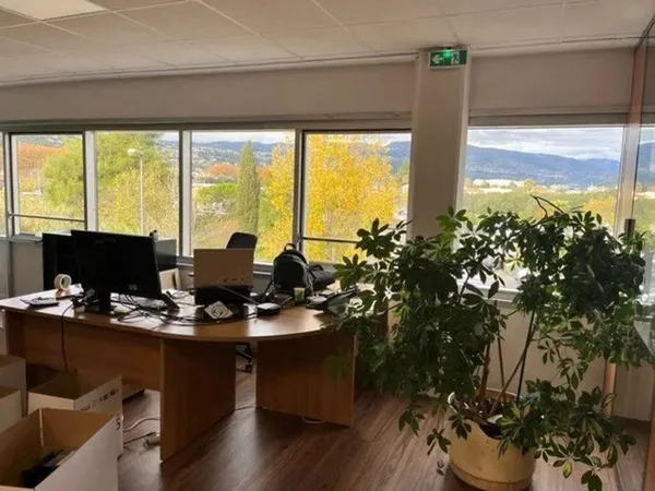 Bureau 5 pièces 168 m²