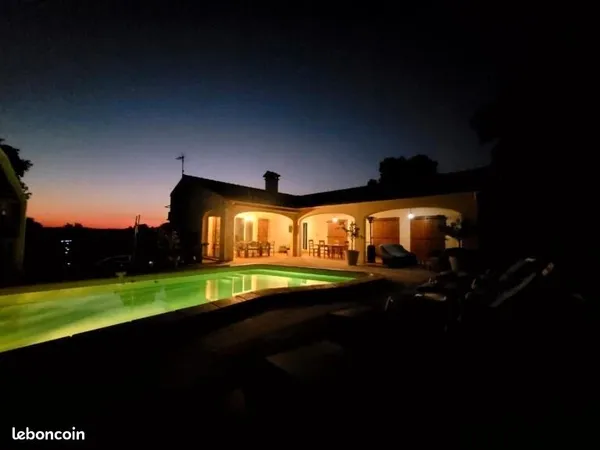 Propriété rare :Villa avec piscine et 3 studios - Un placement idéal Propriété rare :Villa avec pisc
