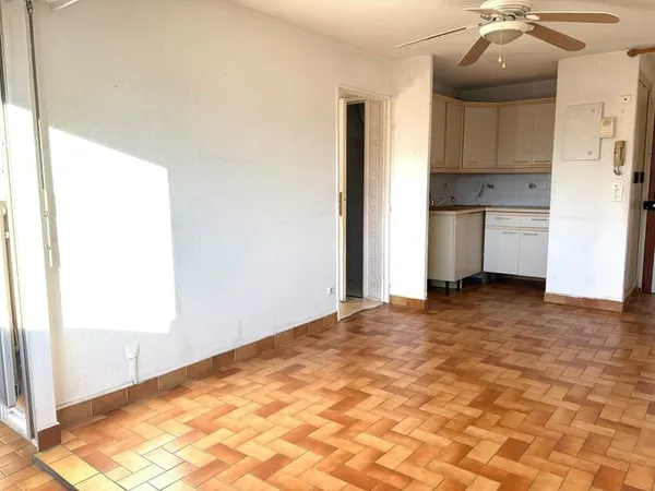 À VENDRE T2 idéalement situé au Lavandou, avec parking pri