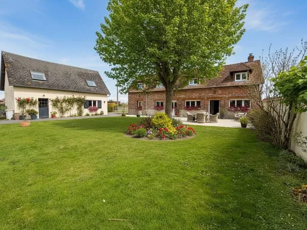 Maison lumineuse avec espace extérieur généreux